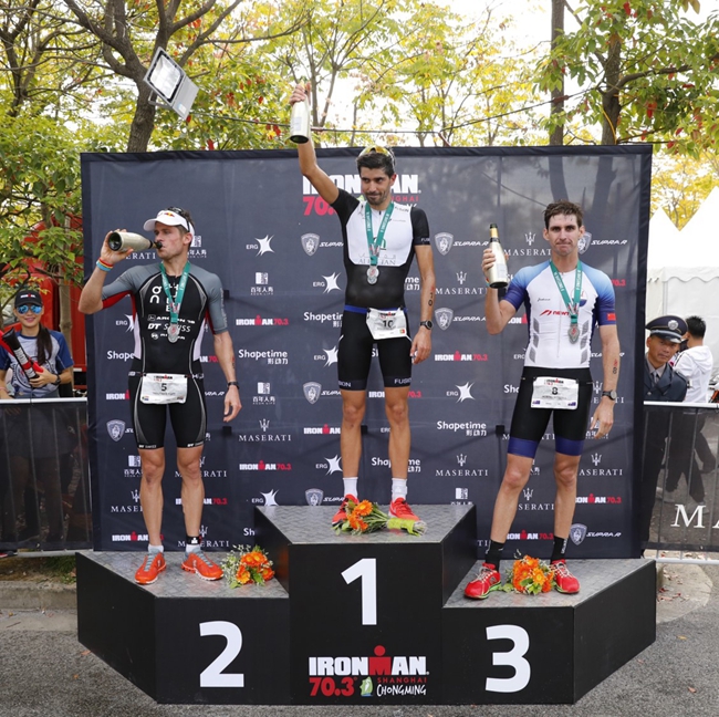 瑪莎拉蒂合作選手米奇·羅賓斯（Mitch Robins）奪得男子職業(yè)組第三名（右一）.jpg