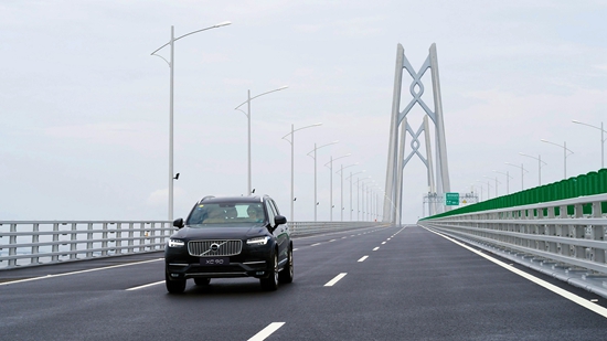 a 01_沃爾沃XC90成為首批駛上港珠澳大橋的汽車.jpg