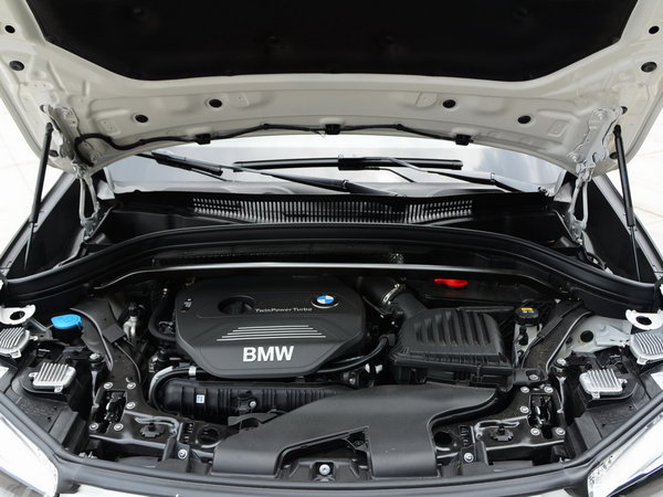華晨寶馬  xDrive25Li 車輛發(fā)動機艙整體