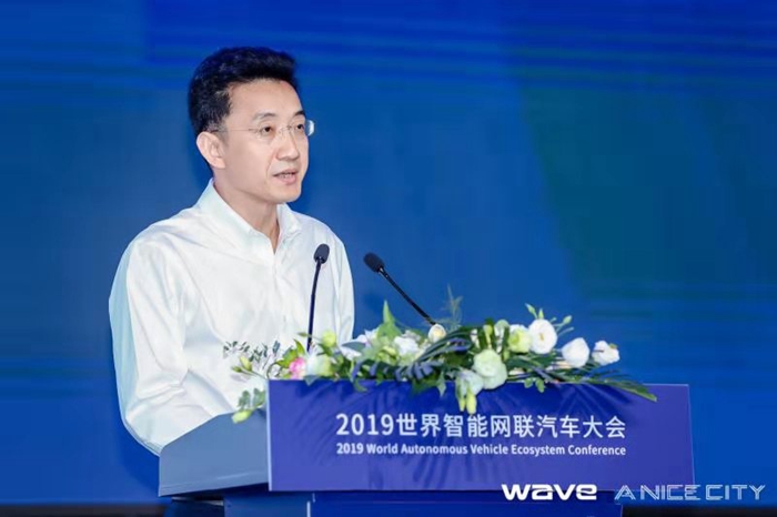 a 上汽集團(tuán)副總裁、總工程師祖似杰在大會(huì)主論壇上發(fā)言.jpg