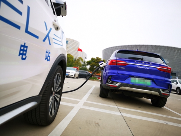 a 上汽榮威送電車充電.jpg