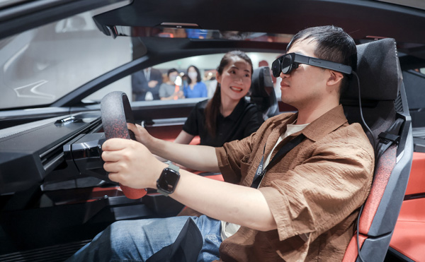 4.活動現場公眾沉浸式體驗activesphere概念車搭載的增強現實技術（AR）.jpg